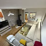 Сasa de vacaciones The Riverfront House