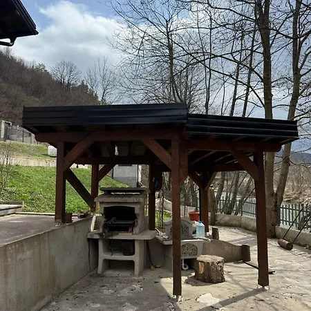 Holiday home The Riverfront House *