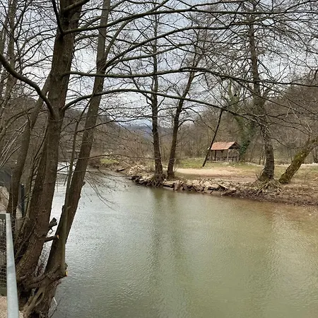 Holiday home The Riverfront House *